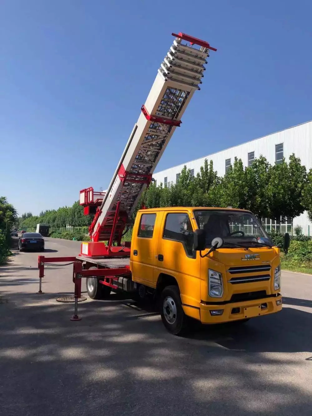 团风附近的云梯车出租服务：轻松解决高空作业需求