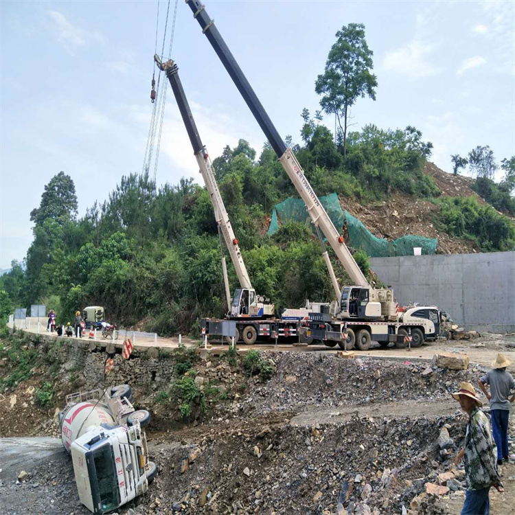 团风汽车掉沟里叫吊车救援要多少钱